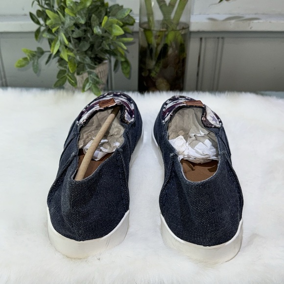 Yellow Box slip ons - Picture 3 of 8